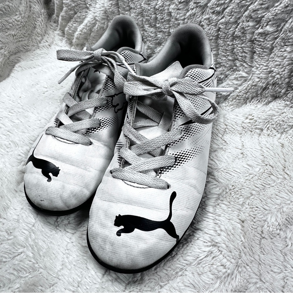 PUMA(GS) PUMA Attacanto TT 'White Black Youth US 5  UNISEX!